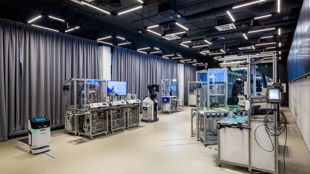 CU.BE is a collaborative space where customers, partners, and experts co-create innovations and tailored solutions, emphasizing teamwork and collective success.