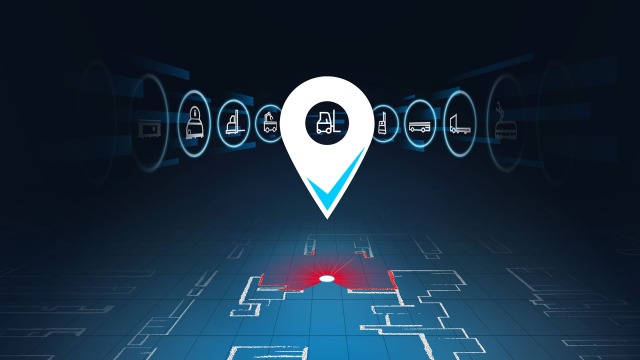 La marca de localización en un fondo azul apunta a una posición en un mapa. Varios vehículos industriales se encuentran alrededor de la marca en forma de icono.