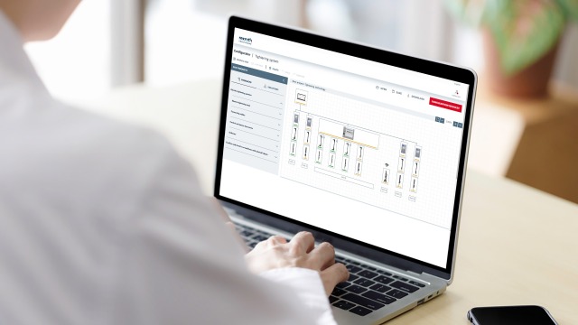 Employee working with the screw system configurator.